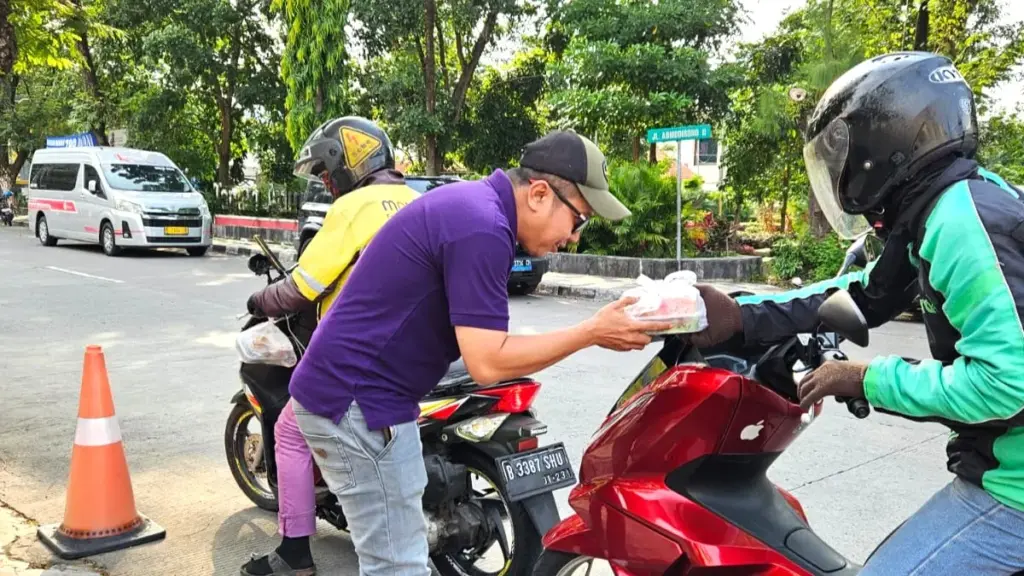 Paroki Atmodirono Bagikan Ratusan Takjil, Implementasikan ARDAS KAS